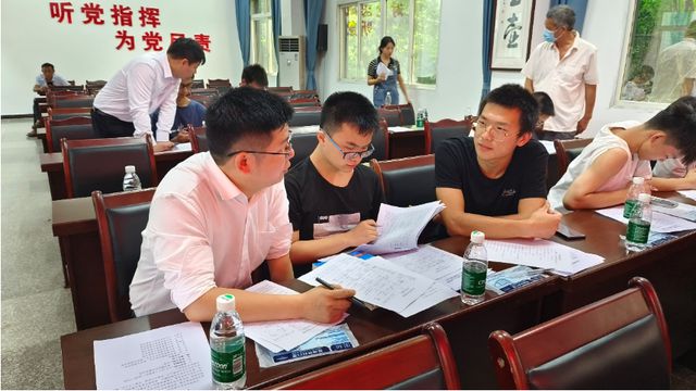 宜賓市南溪區(qū)黃沙鎮(zhèn)舉辦高考志愿填報(bào)指導(dǎo)公益活動(dòng)，助力學(xué)子精準(zhǔn)規(guī)劃未來(lái)